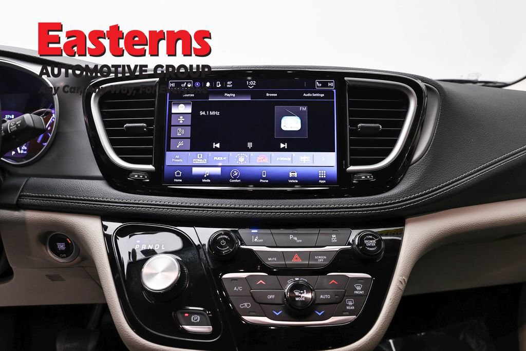 Used 2023 Chrysler Pacifica Touring-L FWD image 12