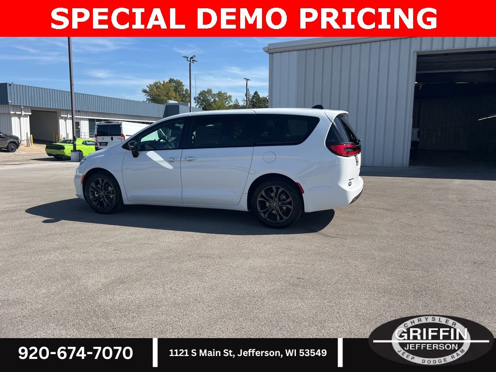 New 2026 Chrysler Pacifica Select image 20