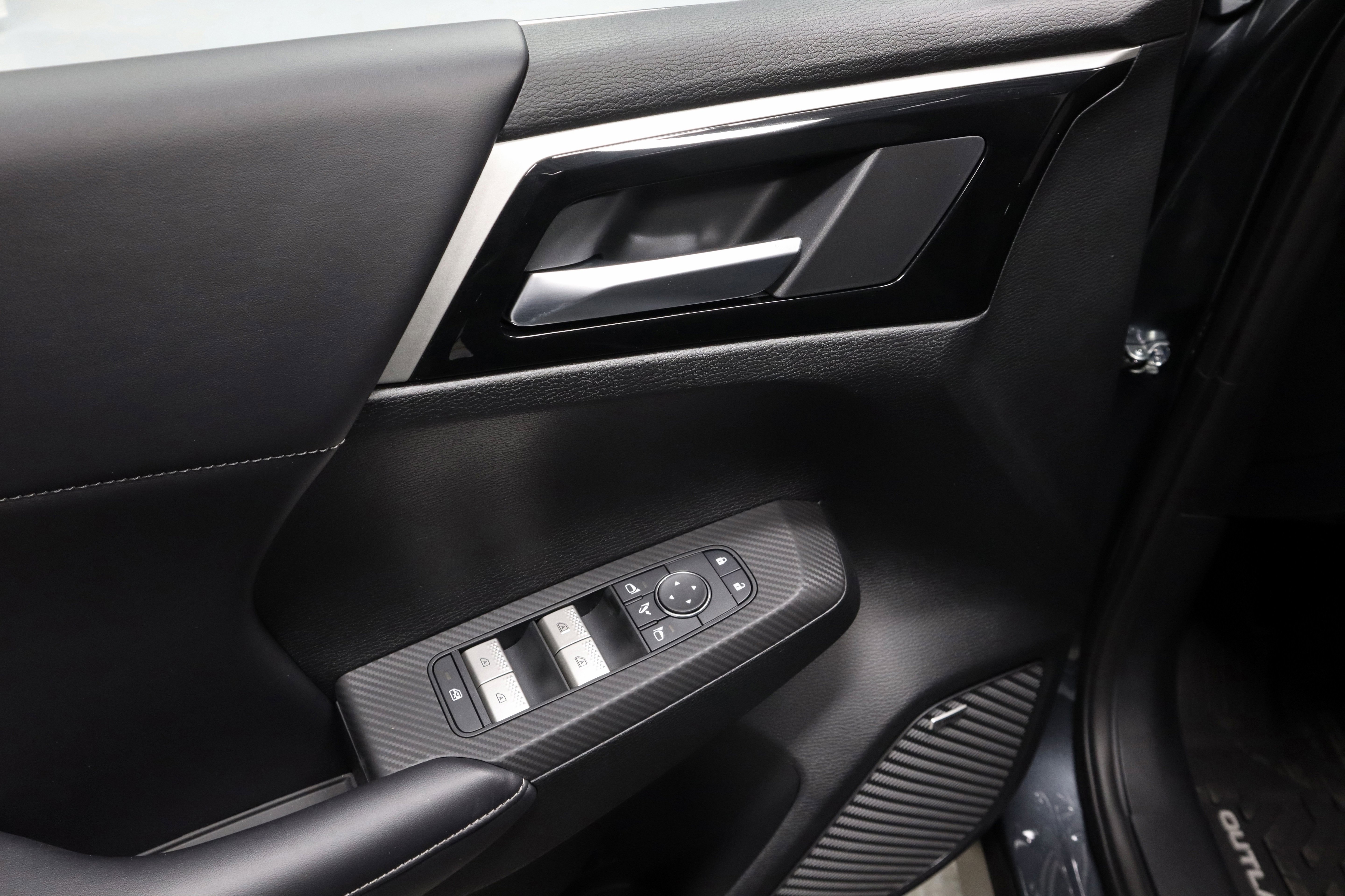 New 2026 Mitsubishi Outlander SE image 15