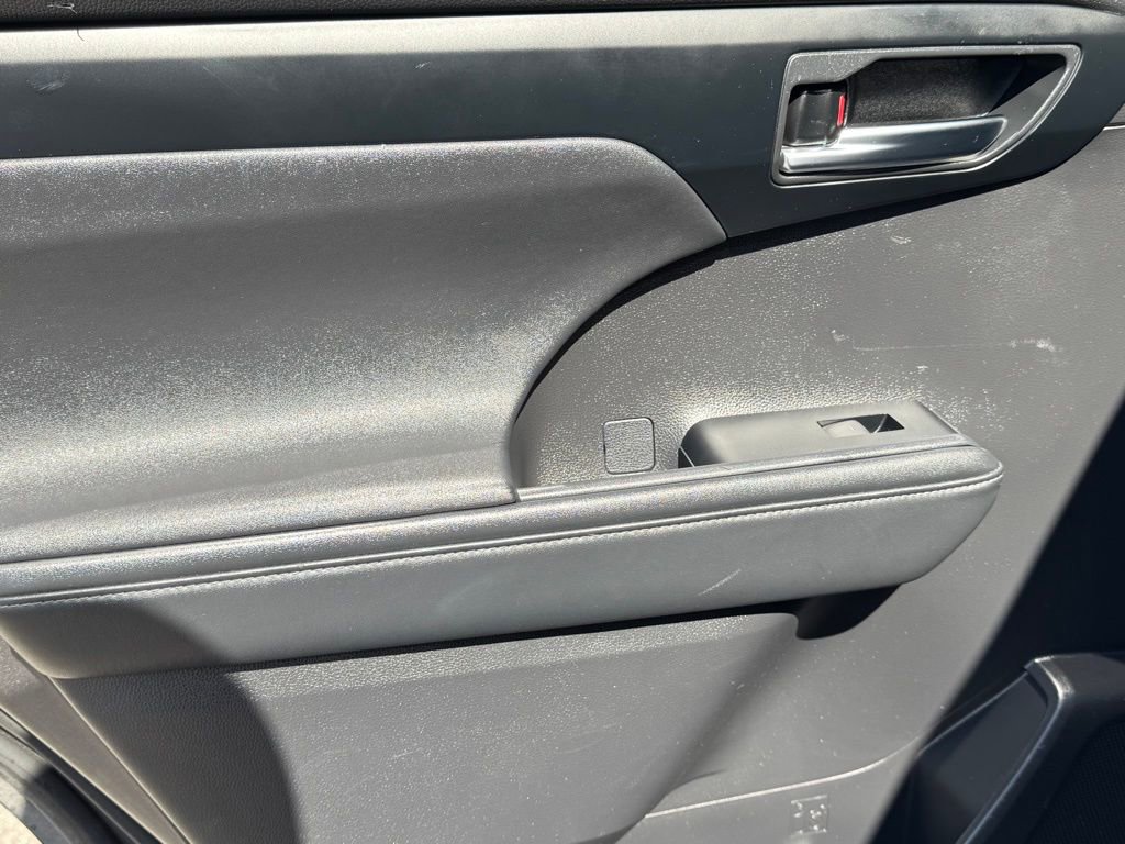 Used 2023 Toyota Highlander XLE AWD/4WD image 22