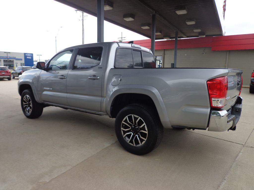 Used 2017 Toyota Tacoma 4x4 Double Cab image 6