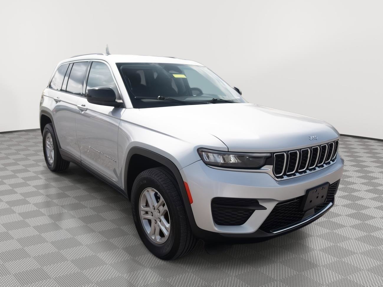 Used 2023 Jeep Grand Cherokee Laredo image 24