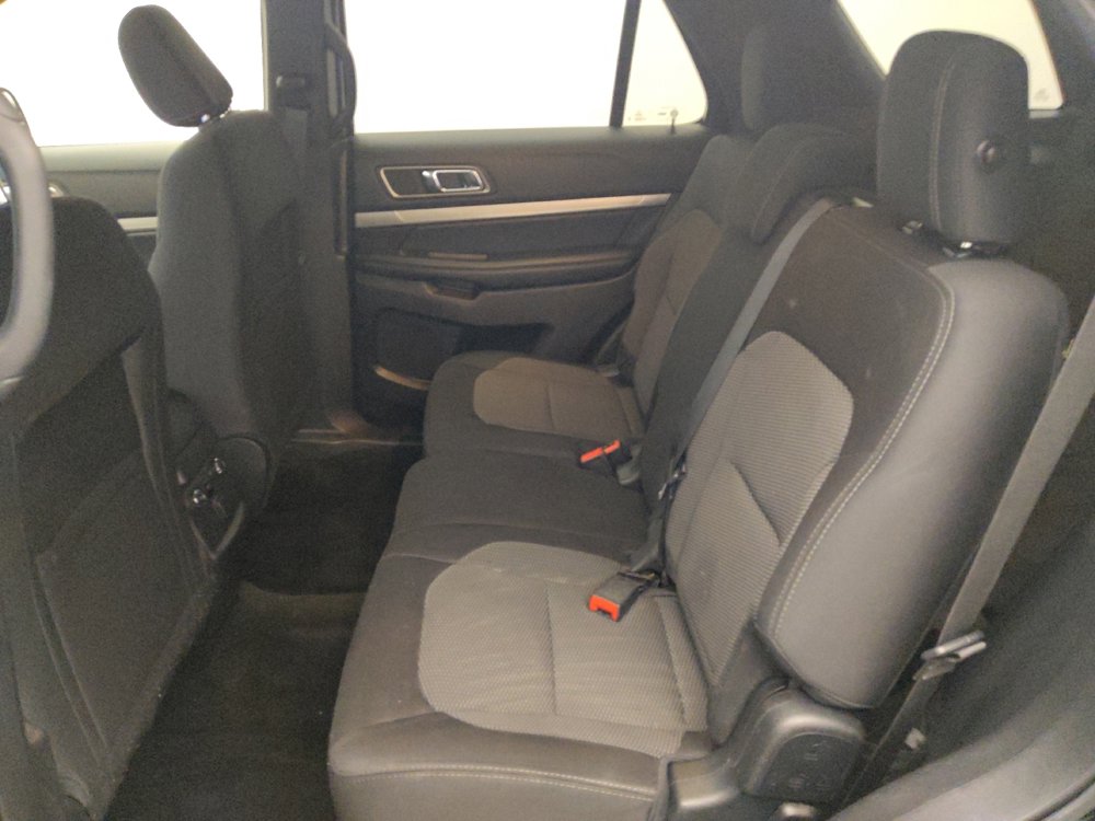 Used 2018 Ford Explorer XLT w/ Equipment Group 201A FWD image 18
