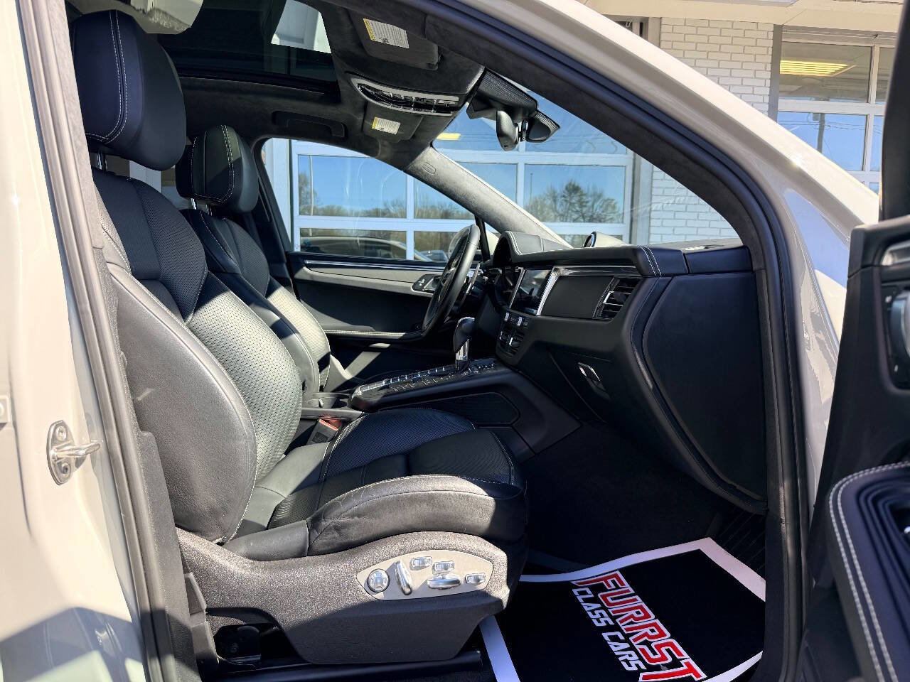 Used 2020 Porsche Macan Turbo image 44