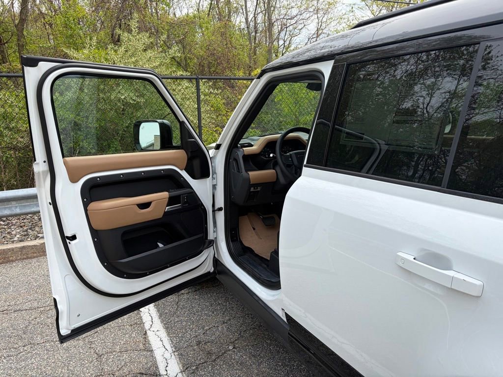 New 2026 Land Rover Defender 130 X-Dynamic SE AWD/4WD image 10