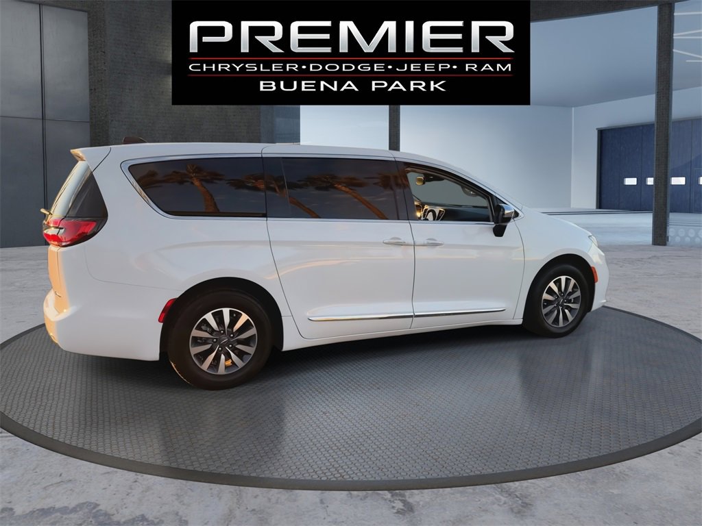 Used 2023 Chrysler Pacifica Limited w/ Uconnect Theater Family Group image 8