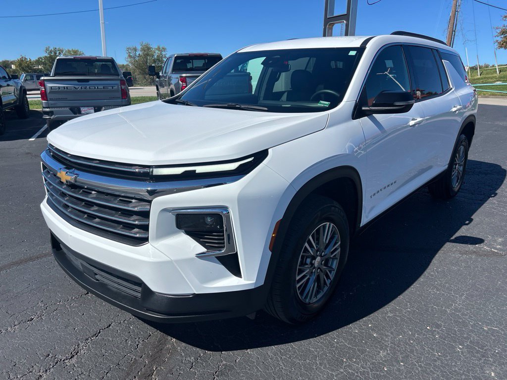 Used 2025 Chevrolet Traverse LT FWD image 9