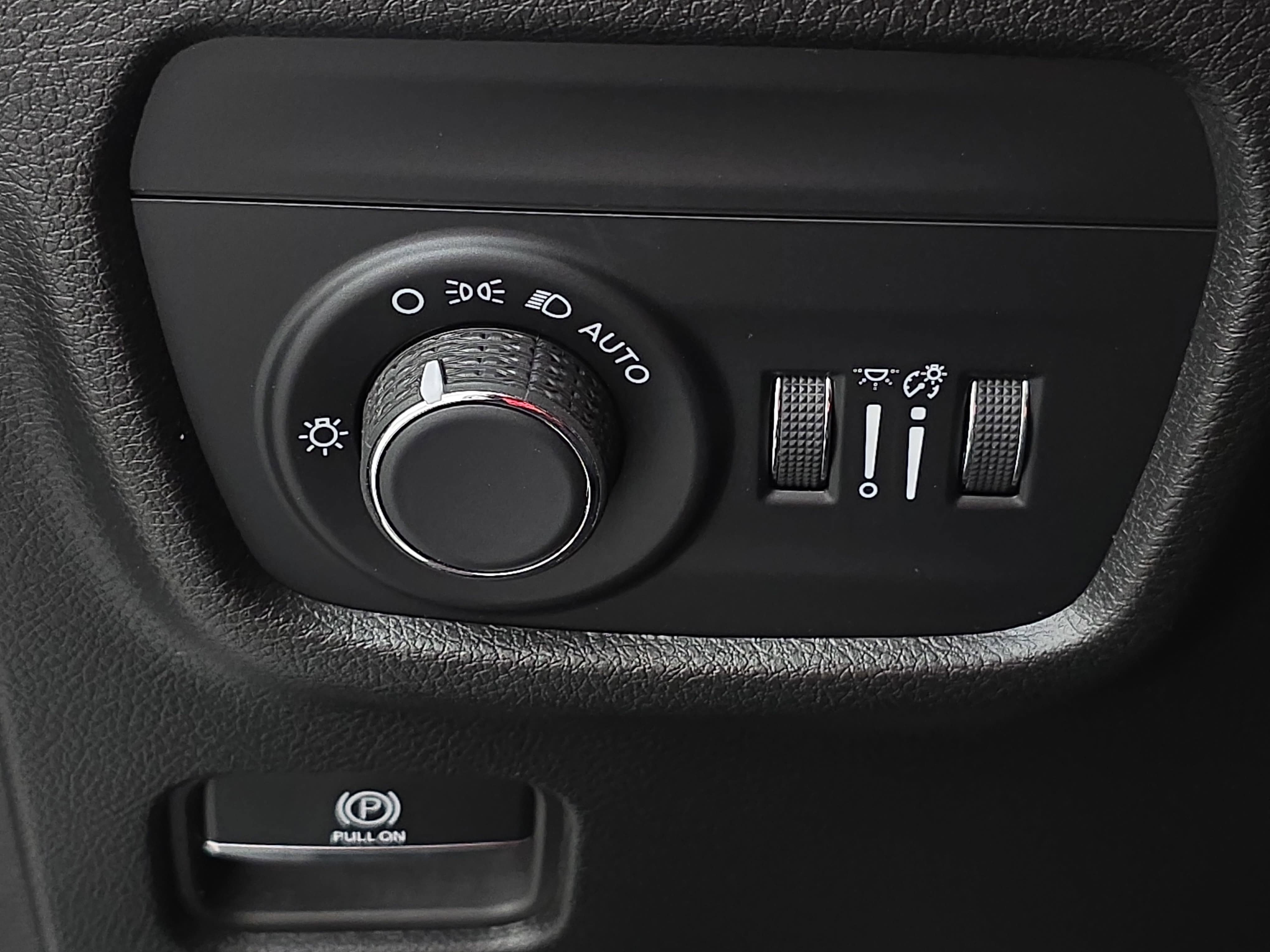 Used 2023 Jeep Grand Cherokee Laredo AWD/4WD image 23