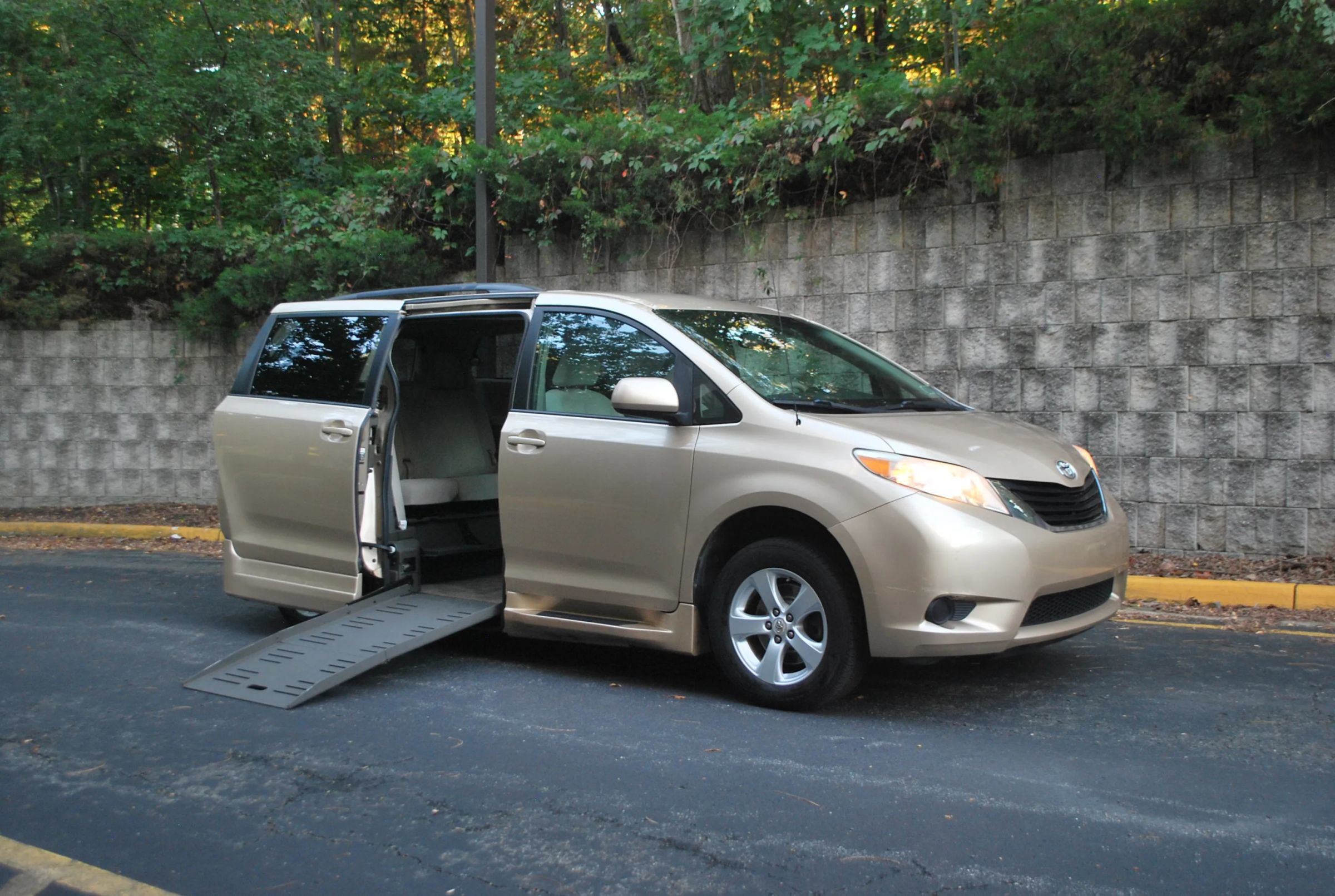Used 2012 Toyota Sienna LE FWD image 6