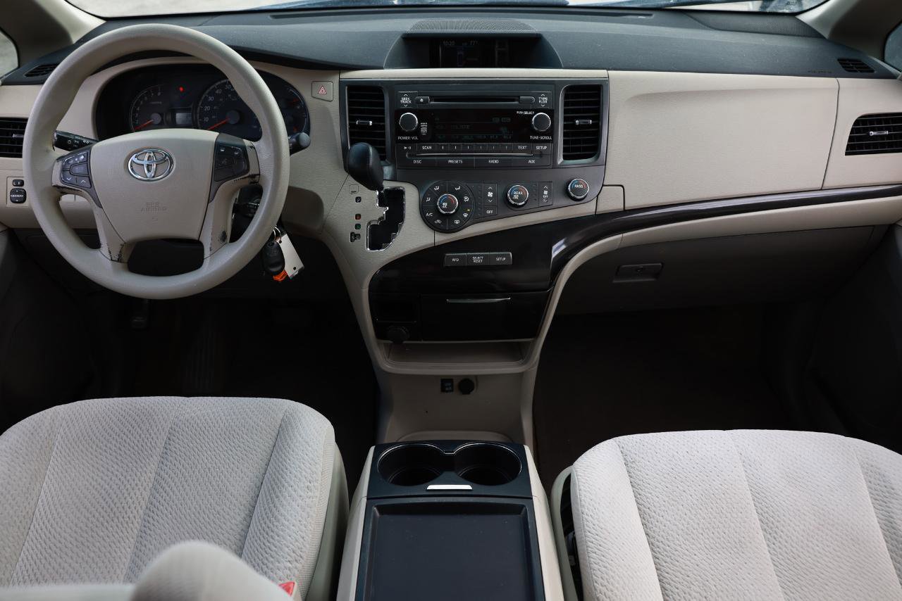 Used 2011 Toyota Sienna LE image 2