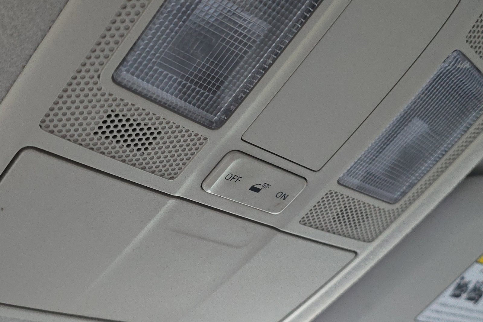 Used 2019 Toyota Yaris L image 22