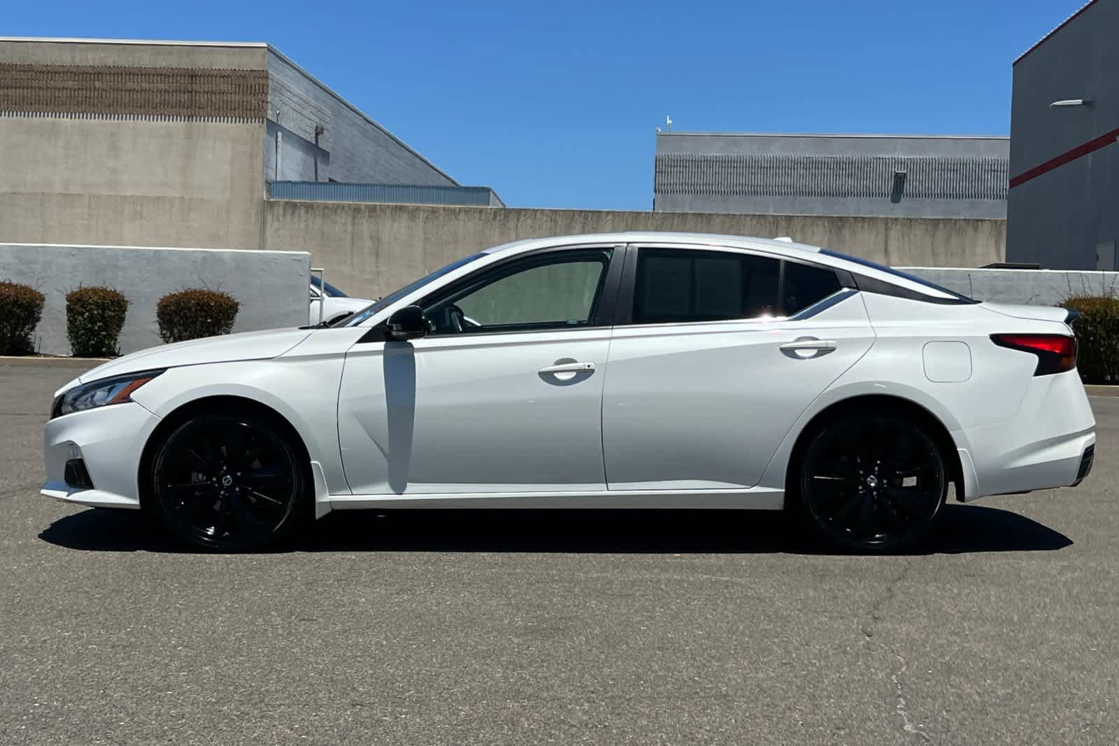 Used 2022 Nissan Altima 2.5 SR w/ Midnight Edition Package FWD image 9