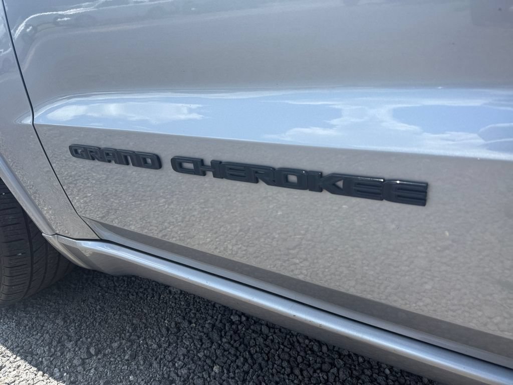 Used 2019 Jeep Grand Cherokee Altitude RWD image 16