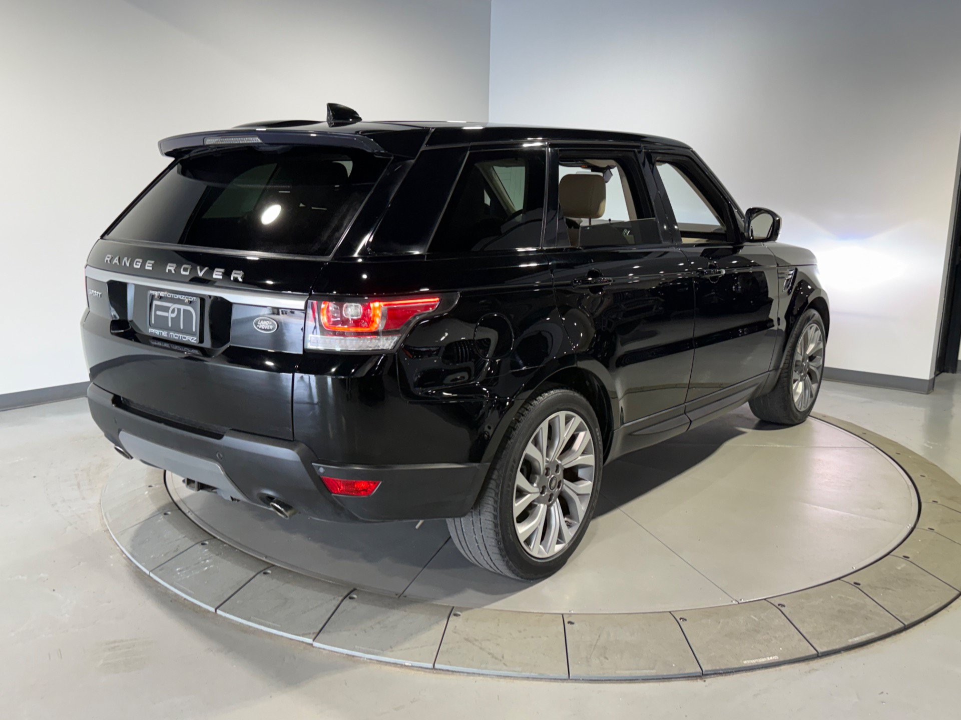 Used 2017 Land Rover Range Rover Sport SE AWD/4WD image 12