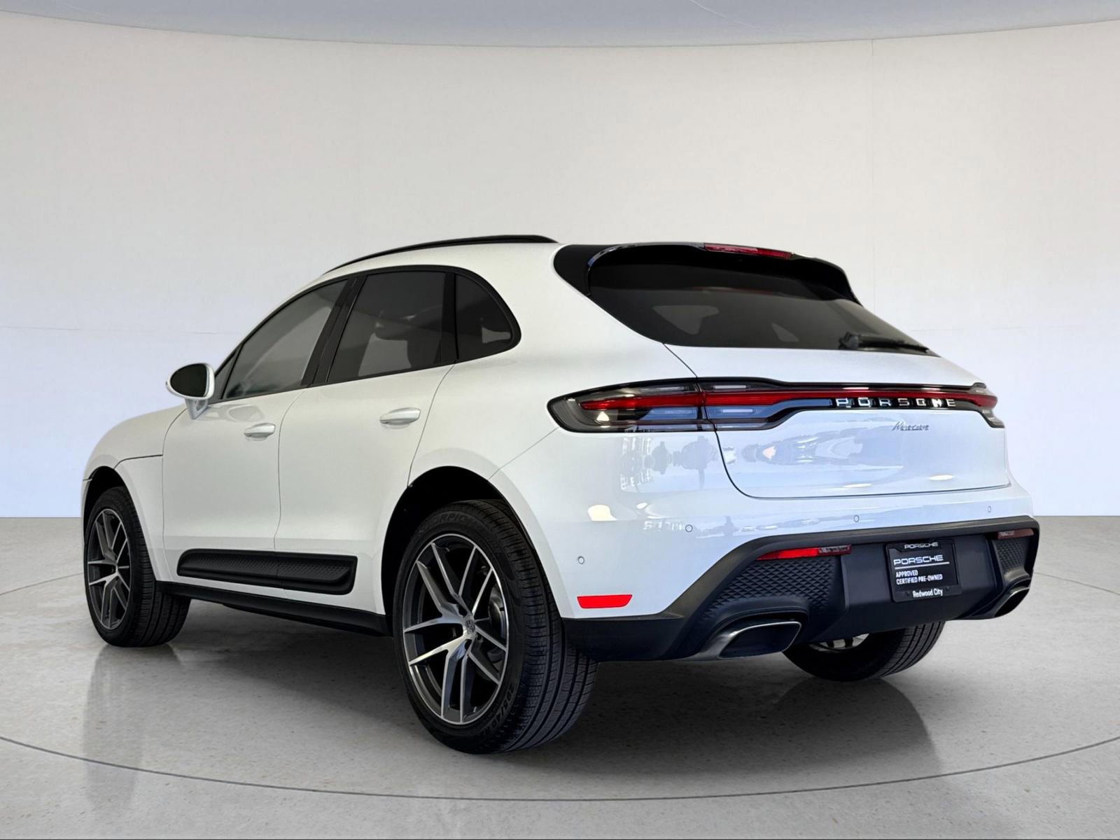 Certified 2025 Porsche Macan AWD/4WD image 3