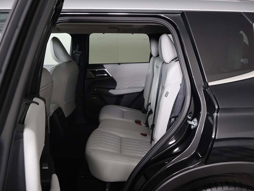 New 2025 Mitsubishi Outlander AWD image 37