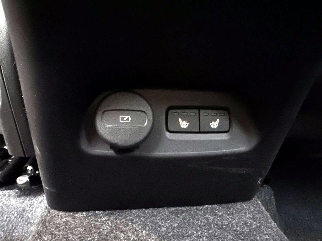 Used 2025 Volvo XC40 B5 Ultra w/ Protection Package Premier image 32