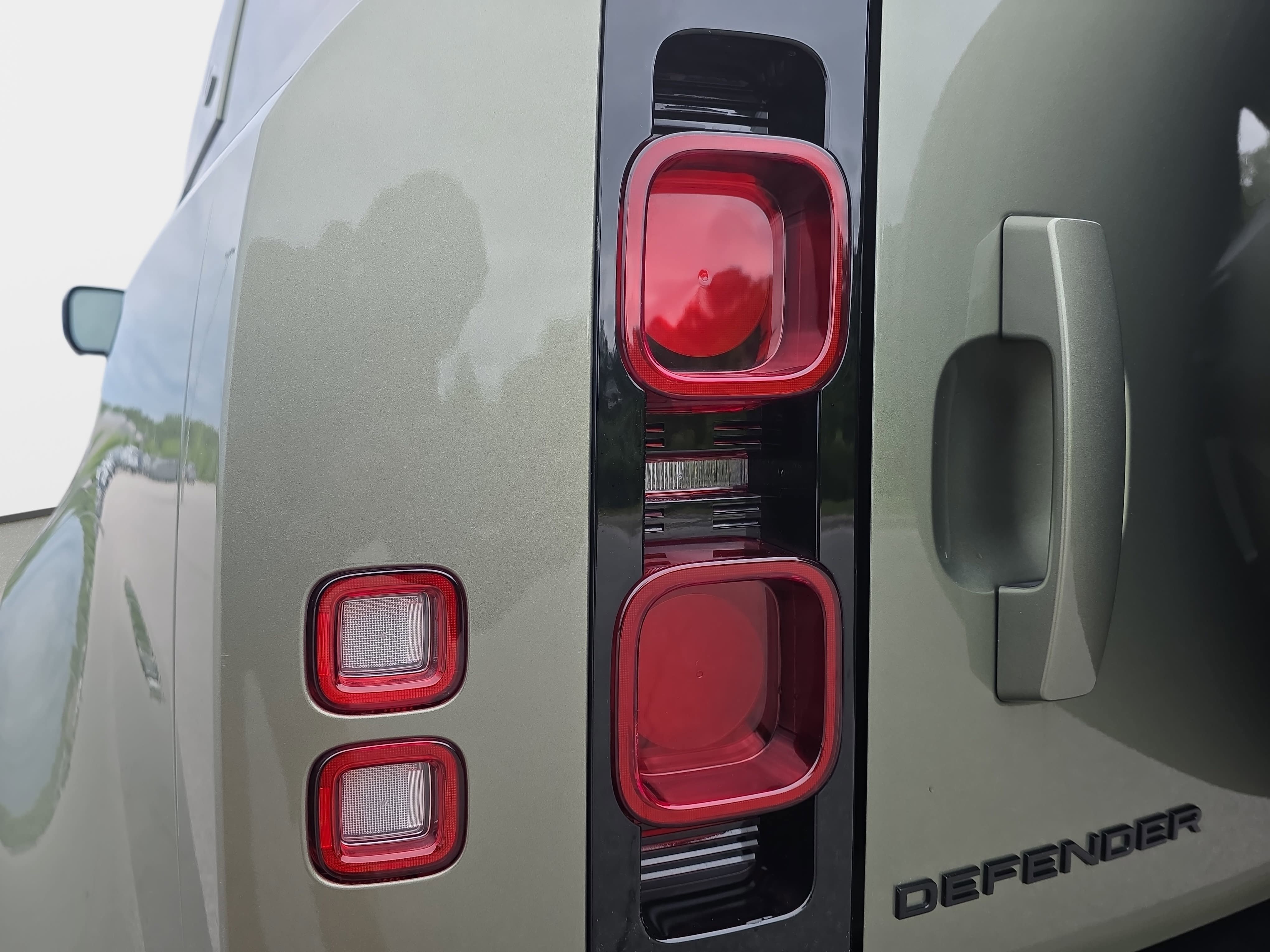 Certified 2024 Land Rover Defender 110 X-Dynamic SE AWD/4WD image 34