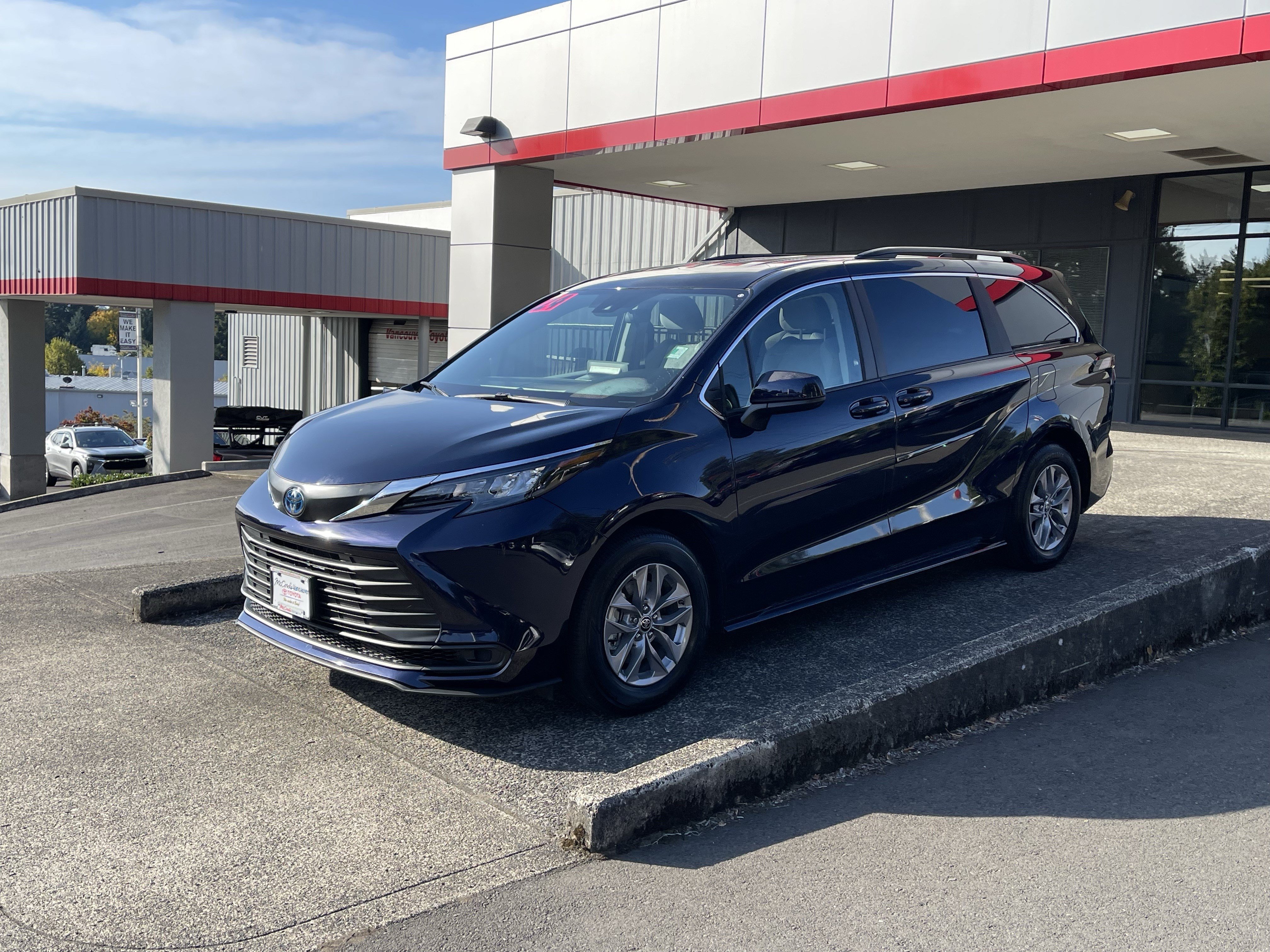 Certified 2024 Toyota Sienna LE AWD/4WD image 5