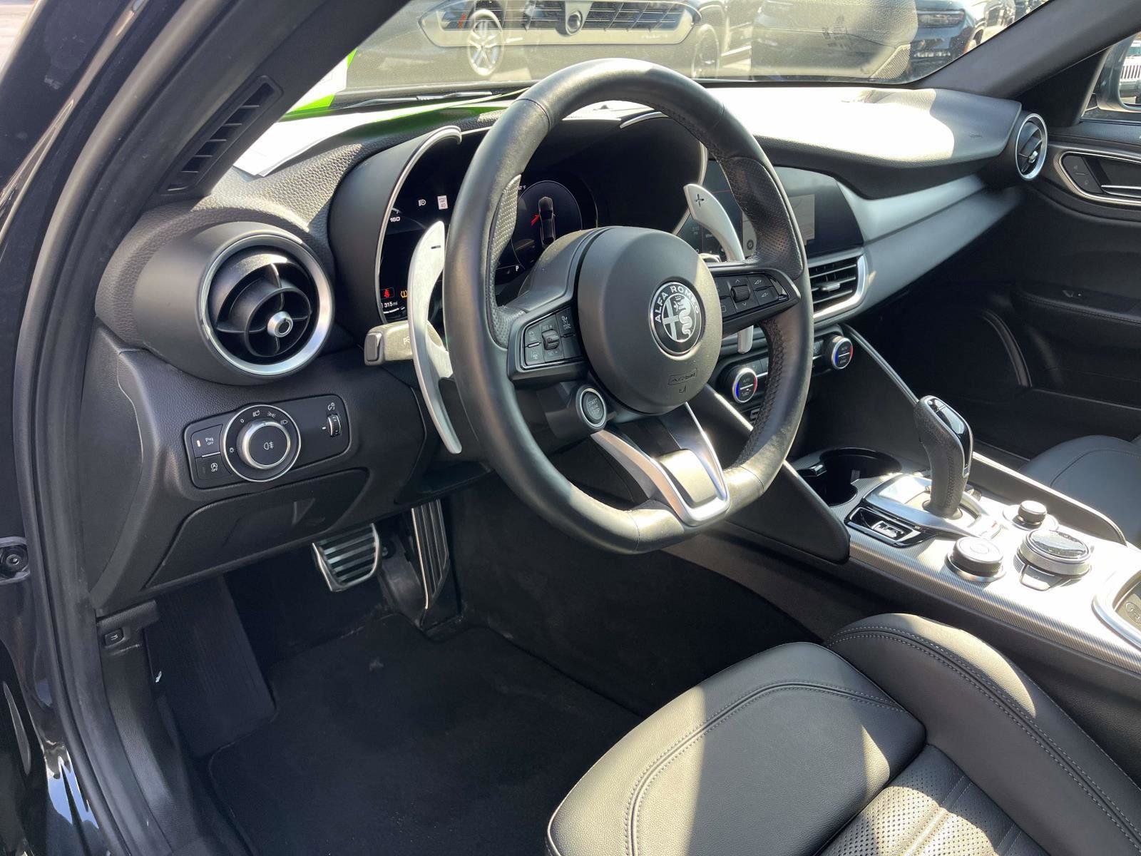 Used 2024 Alfa Romeo Giulia Veloce image 16