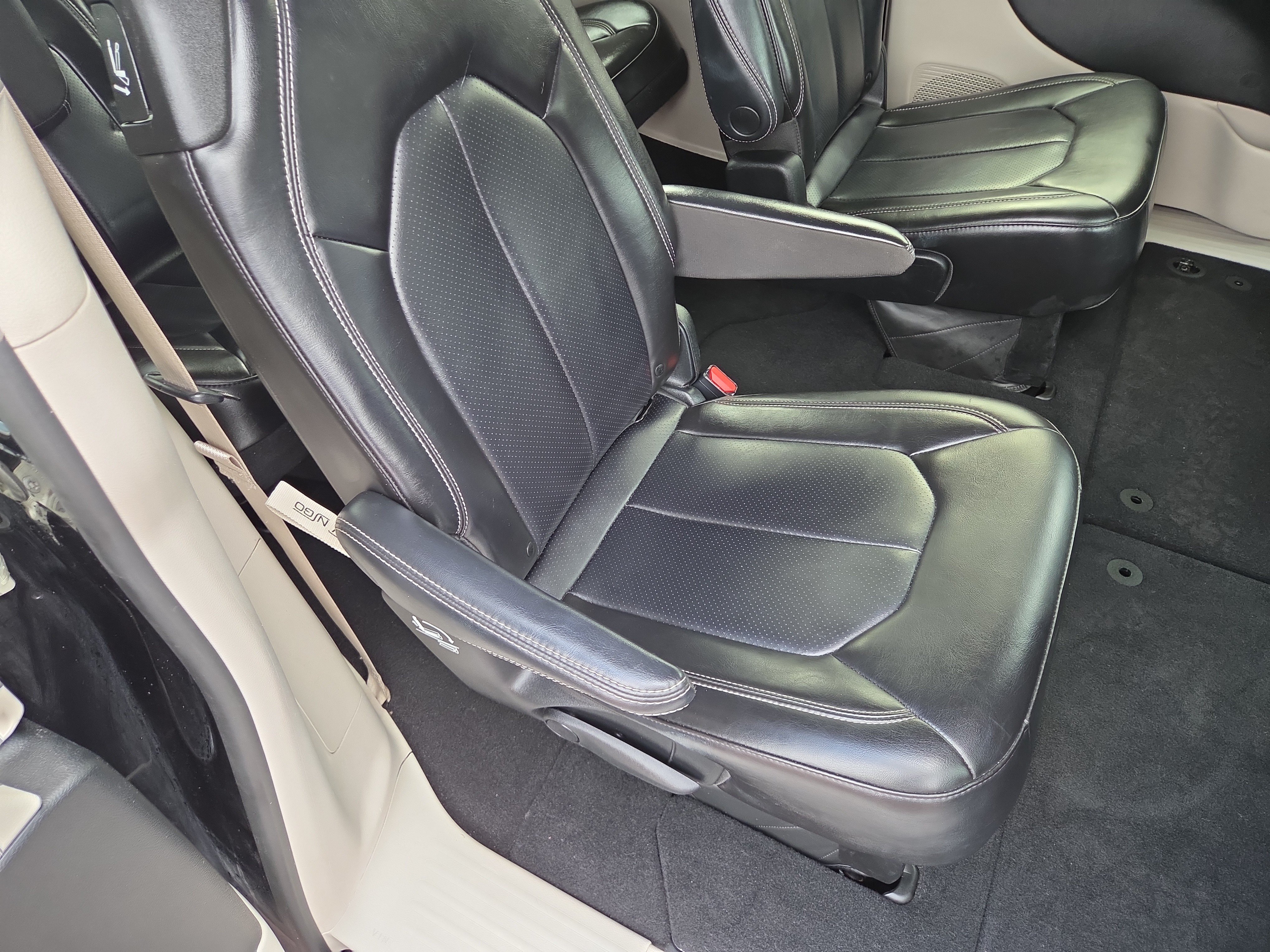 Used 2023 Chrysler Pacifica Touring-L FWD image 19