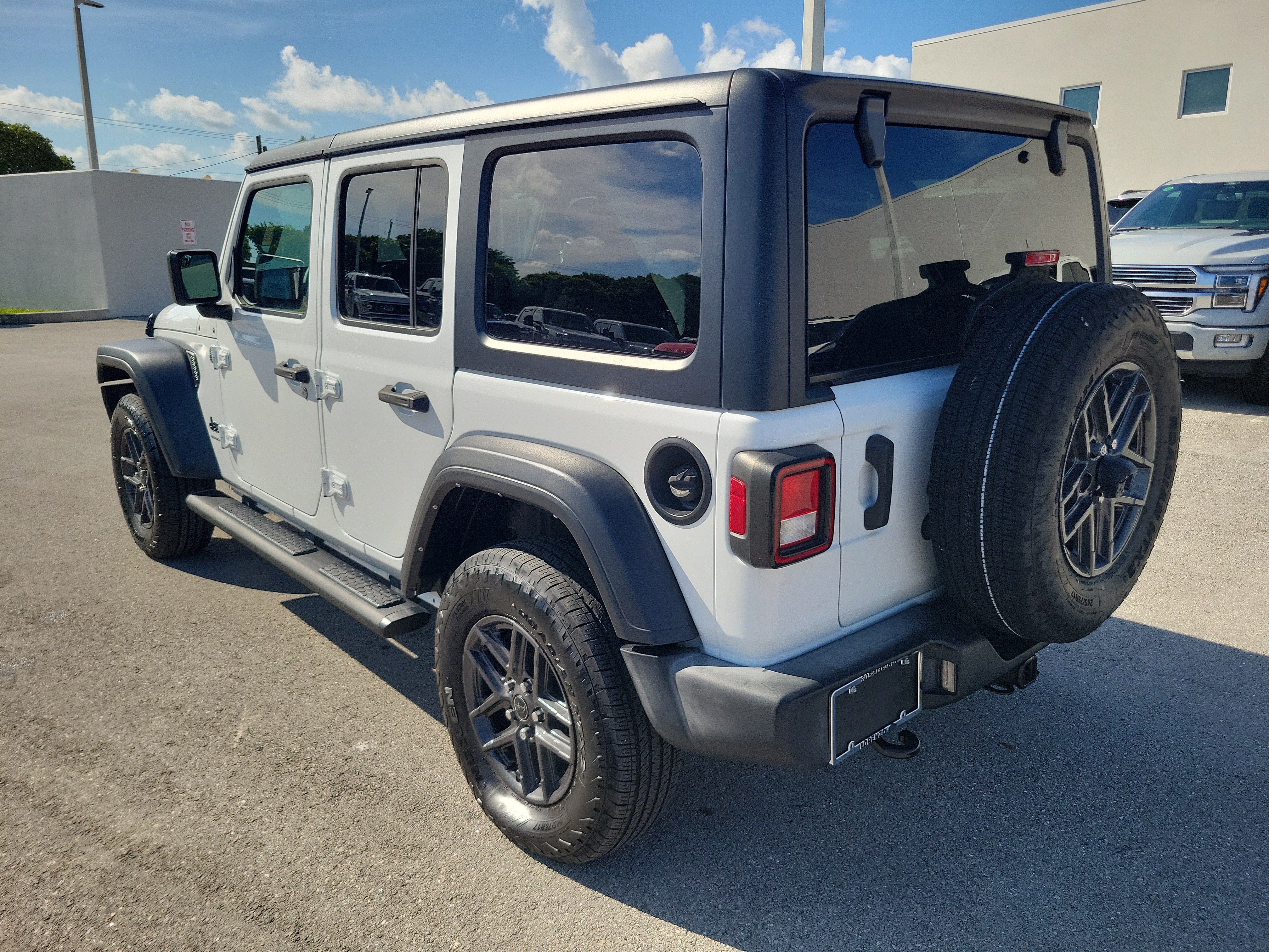 Used 2024 Jeep Wrangler Unlimited Sport AWD/4WD image 7