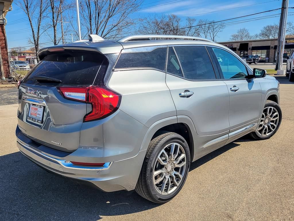 Used 2024 GMC Terrain Denali w/ Denali Premium Package AWD/4WD image 9