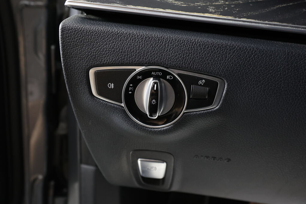 Used 2019 Mercedes-Benz E 300 4MATIC image 34