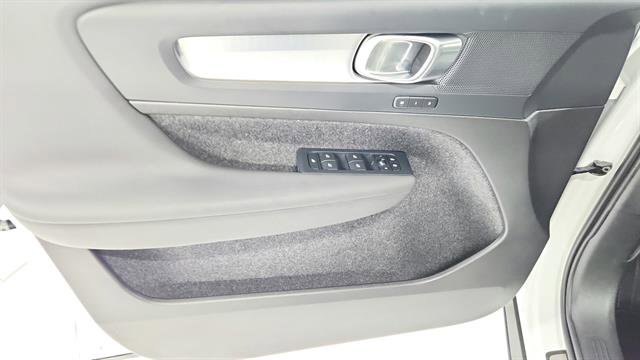 Used 2024 Volvo XC40 B5 Core image 21