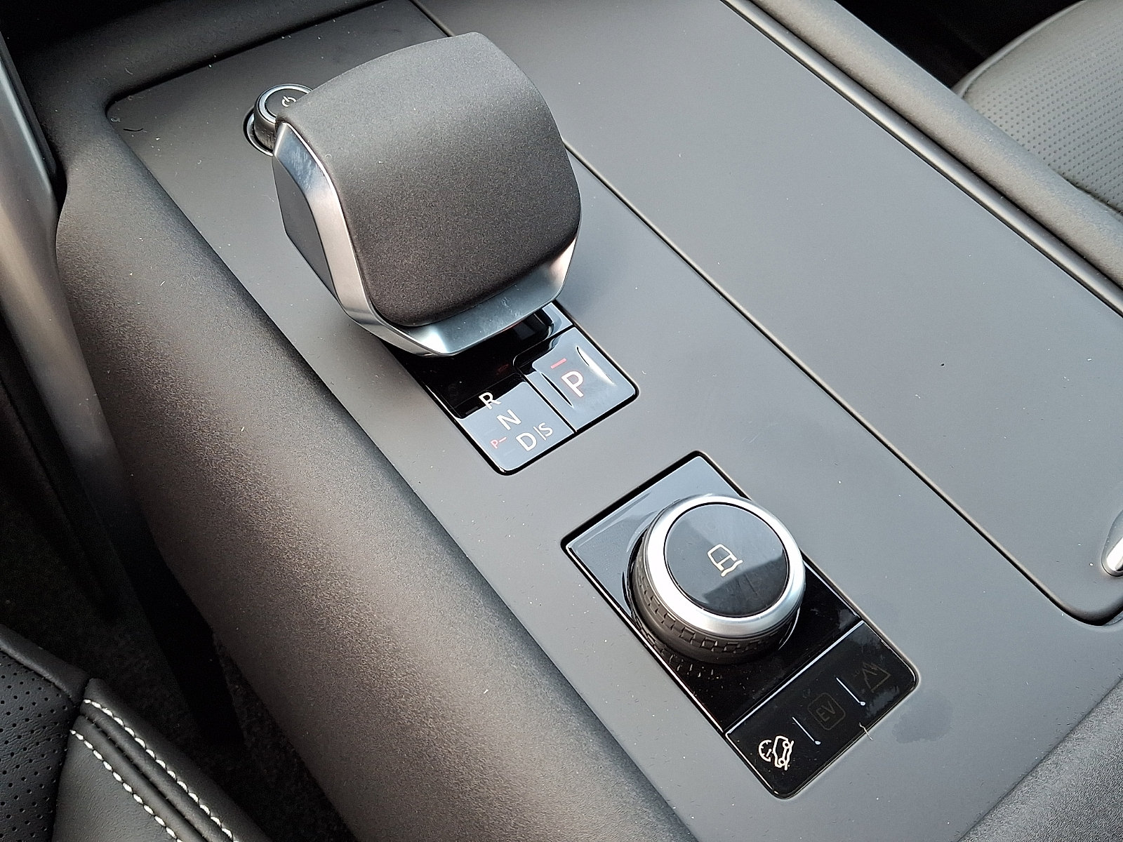 New 2026 Land Rover Discovery Dynamic SE AWD/4WD image 14