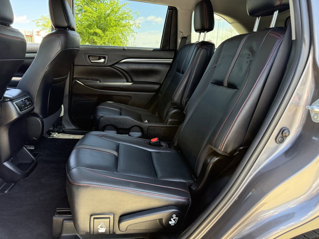 Used 2019 Toyota Highlander SE image 30