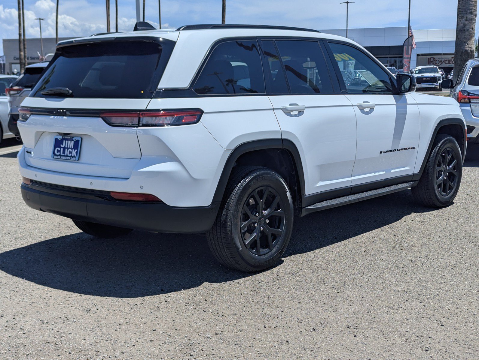 Used 2024 Jeep Grand Cherokee Altitude AWD/4WD image 2