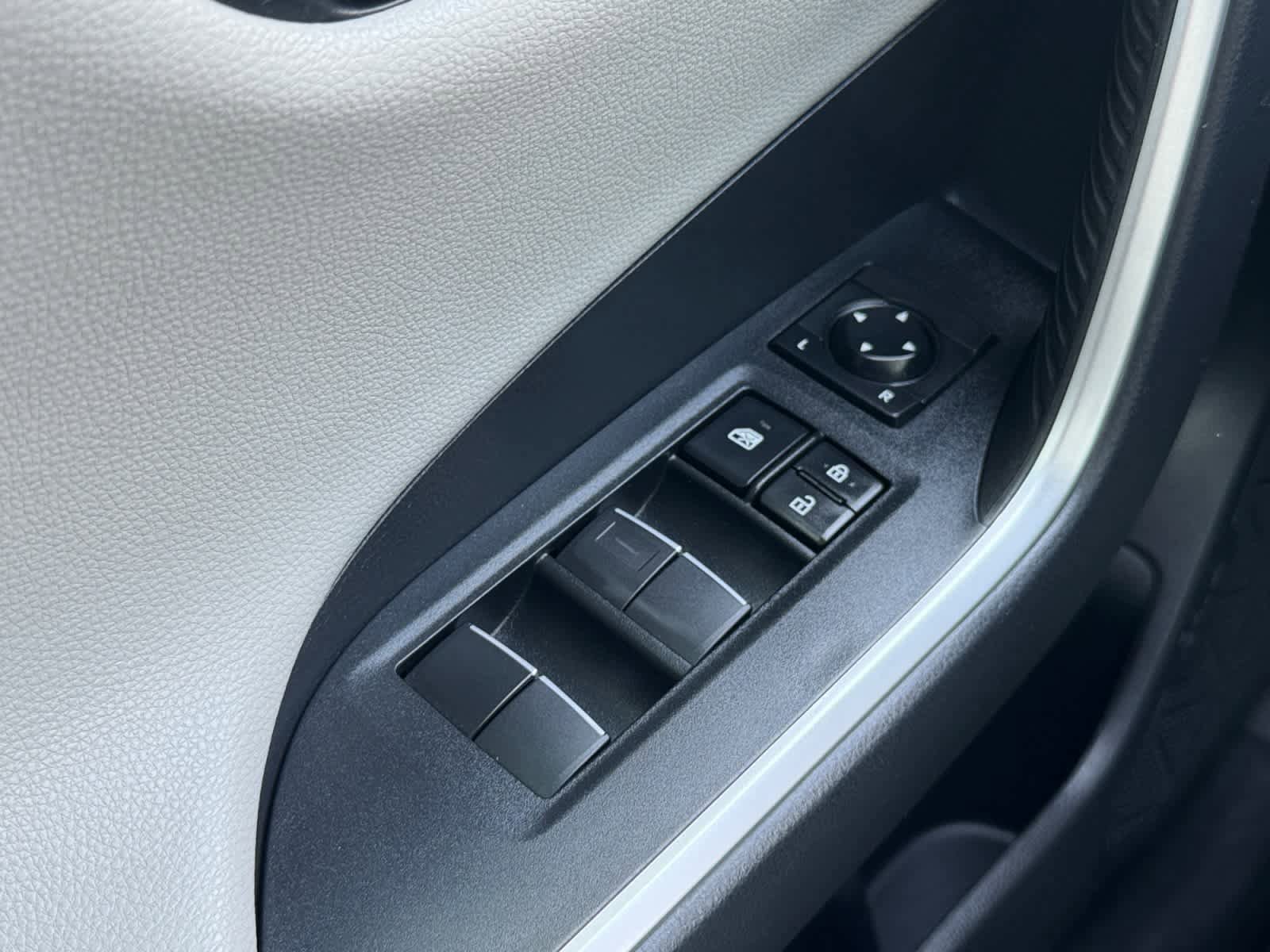 Used 2019 Toyota RAV4 Limited FWD image 18