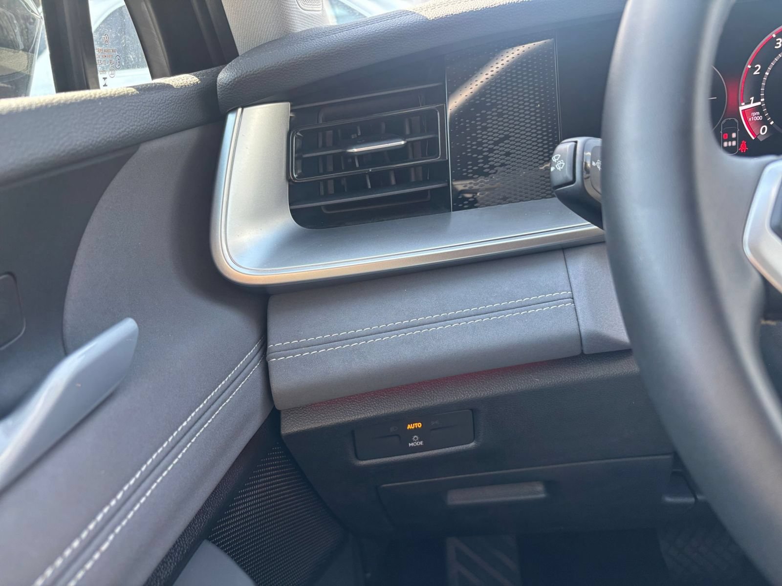 Used 2026 Volkswagen Tiguan SE AWD/4WD image 35