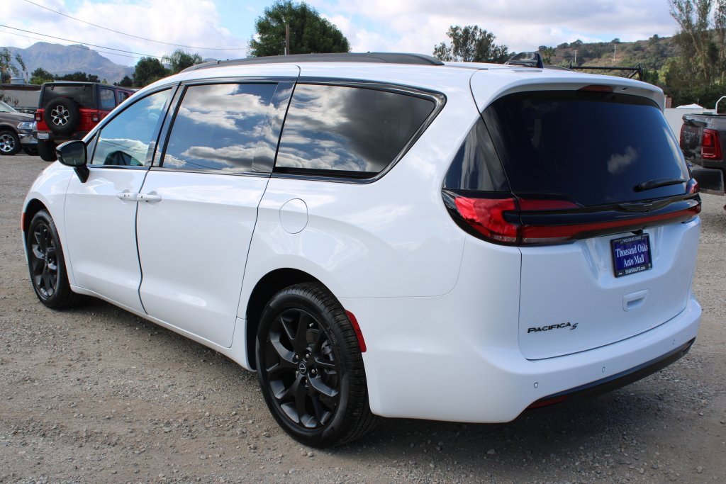 New 2026 Chrysler Pacifica Select w/ S Appearance Package image 6