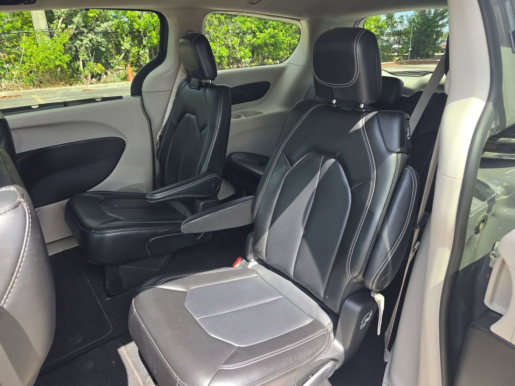 Used 2023 Chrysler Pacifica Touring-L FWD image 14