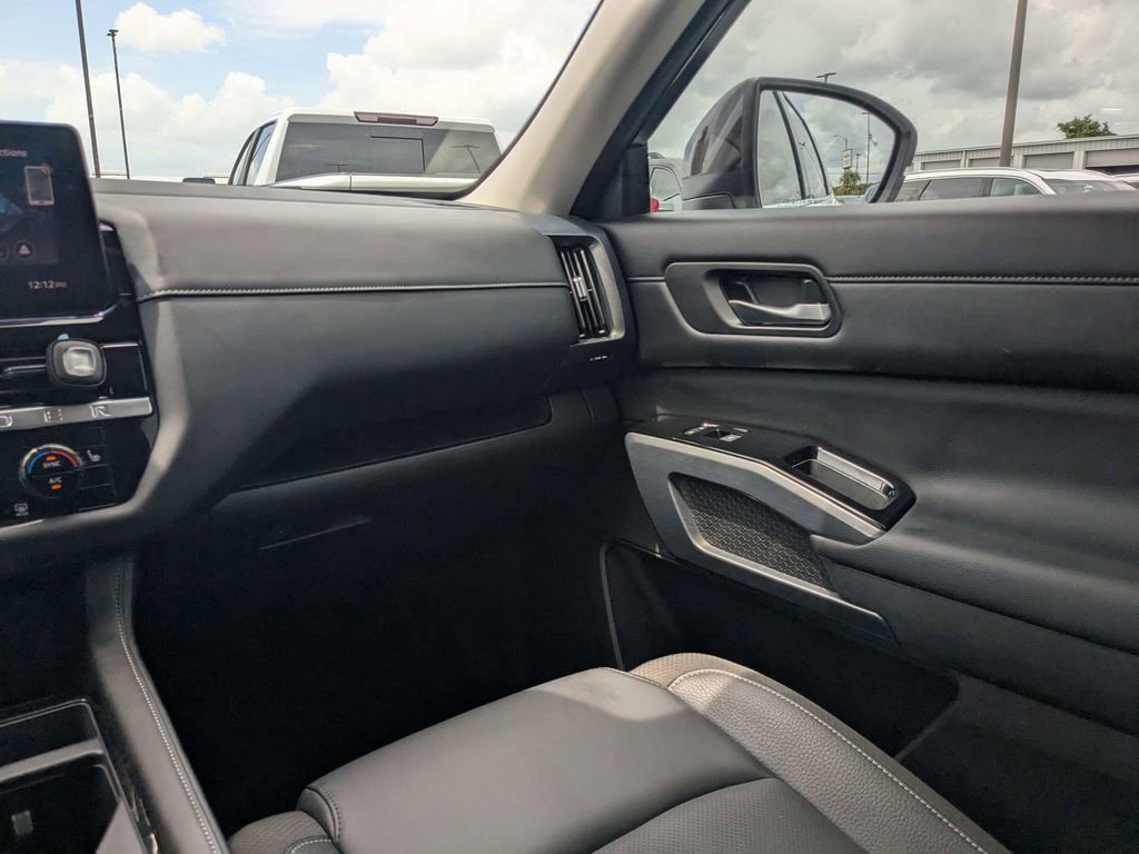 Used 2026 Nissan Pathfinder SL FWD image 17