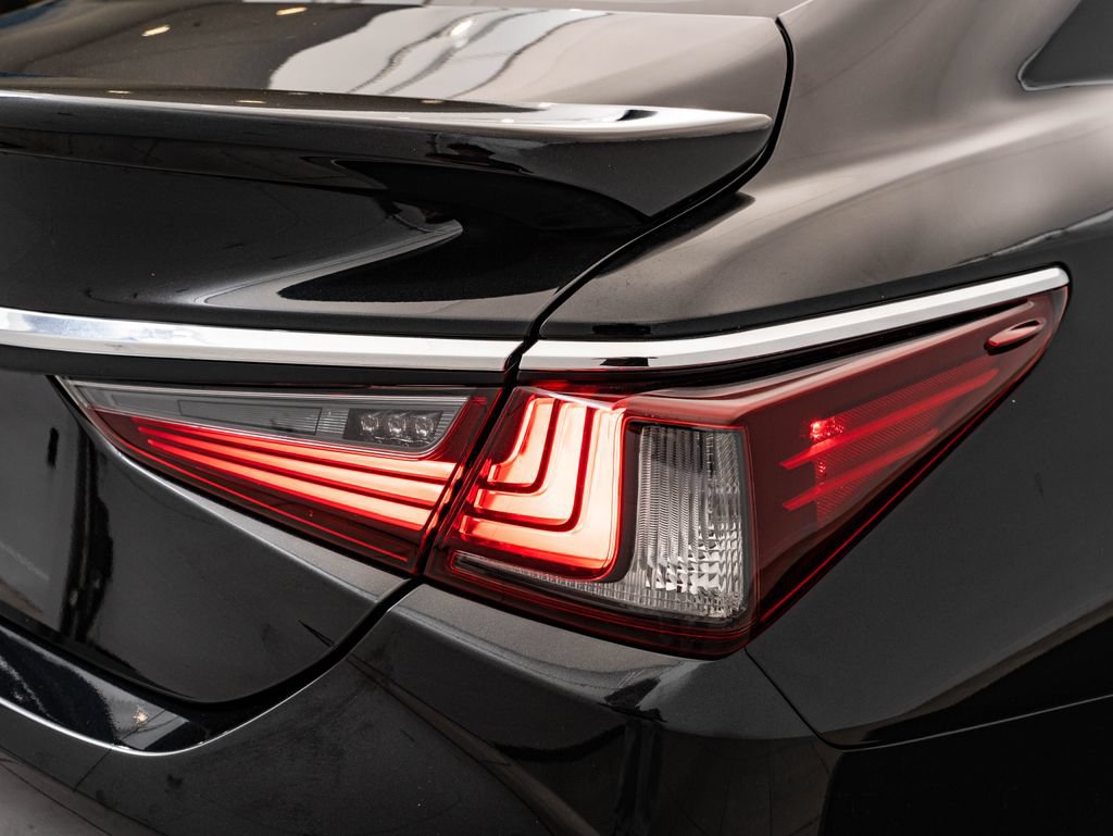Used 2022 Lexus ES 300h w/ Accessory Package 2 FWD image 9