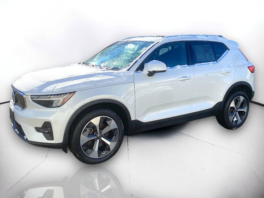Used 2023 Volvo XC40 B5 Plus image 2