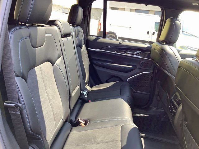 New 2023 Jeep Grand Cherokee Trailhawk w/ Luxury Tech Group III AWD/4WD image 37