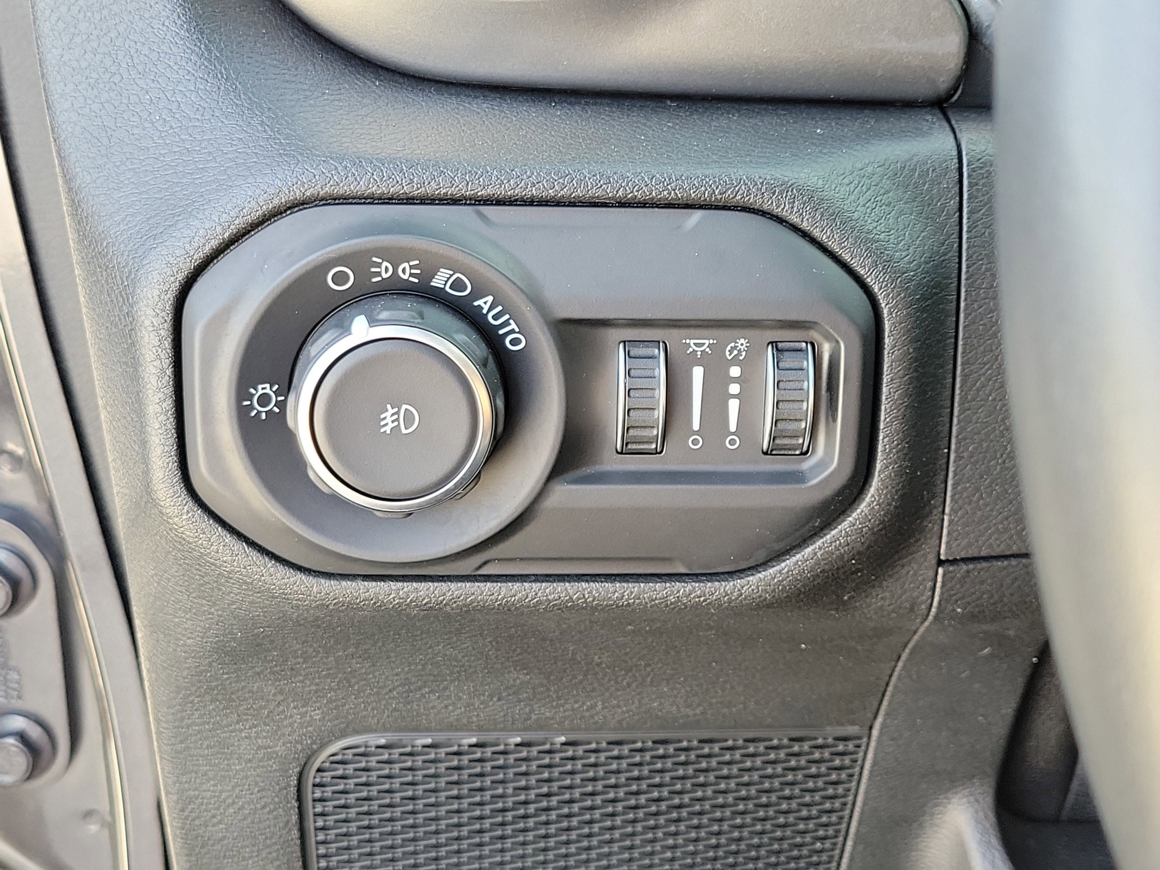 Used 2019 Jeep Wrangler Unlimited Sahara AWD/4WD image 27