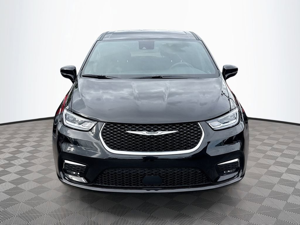 Used 2026 Chrysler Pacifica Select image 2