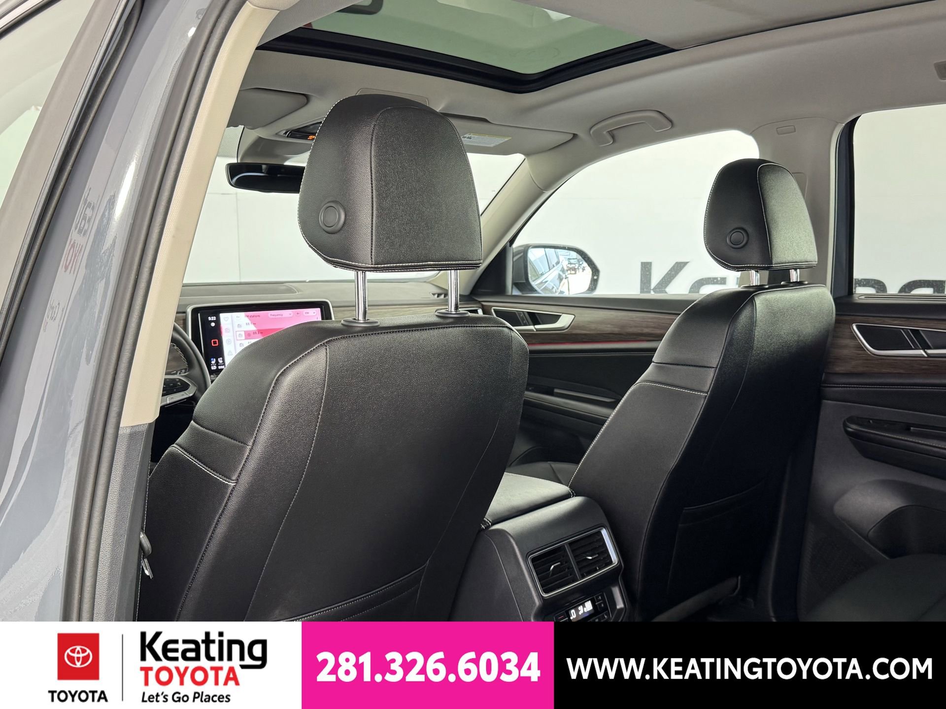 Used 2025 Volkswagen Atlas SEL AWD/4WD image 16