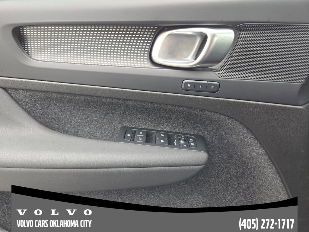 Certified 2025 Volvo XC40 B5 Plus AWD/4WD image 22