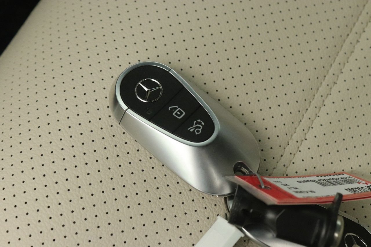 Used 2025 Mercedes-Benz GLC 350e 4MATIC image 23