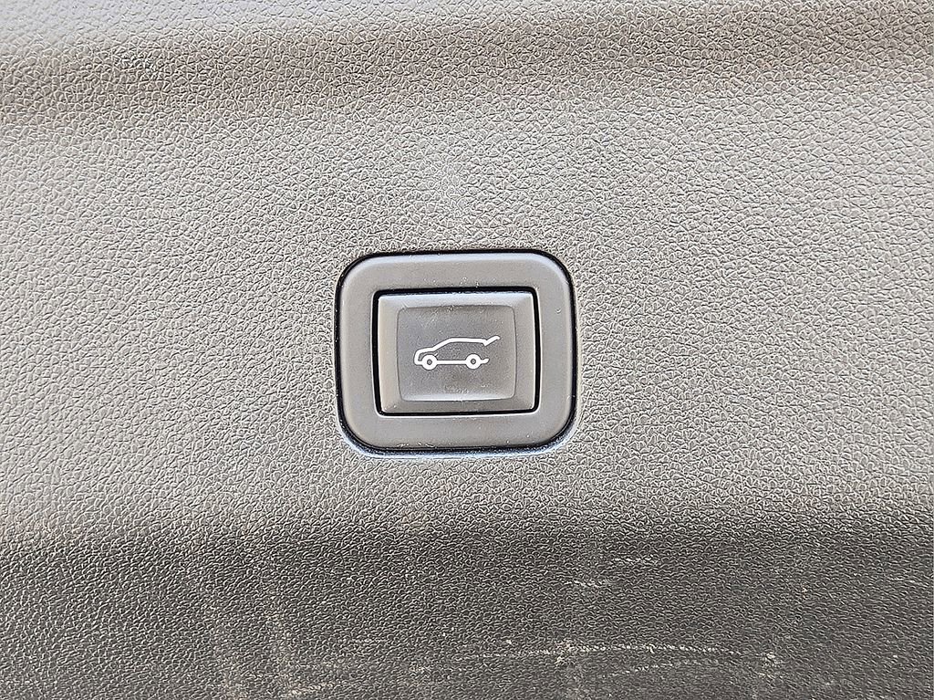 Used 2024 Chevrolet Suburban Premier image 15