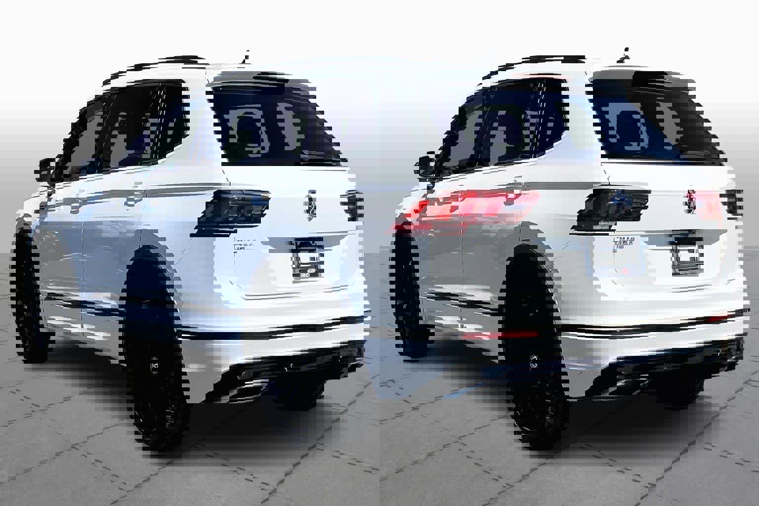 Used 2020 Volkswagen Tiguan SE R-Line image 12