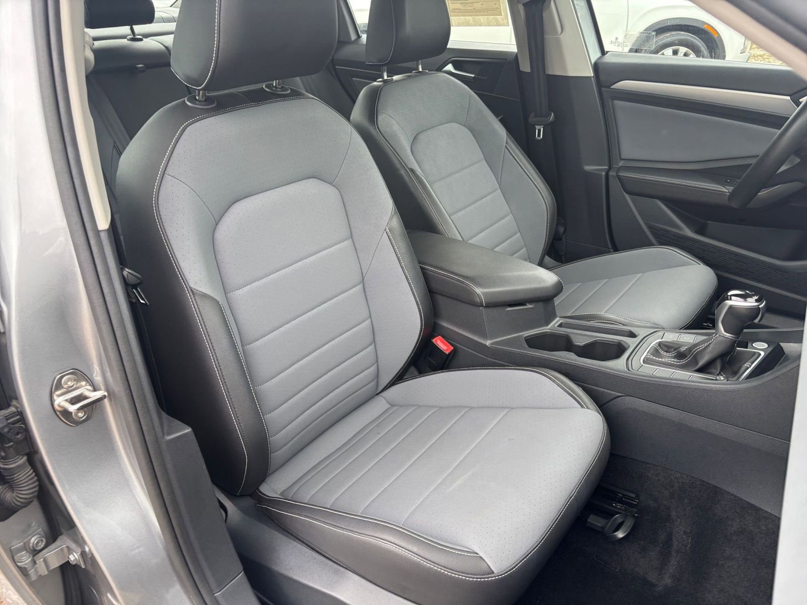 Used 2025 Volkswagen Jetta SE image 37