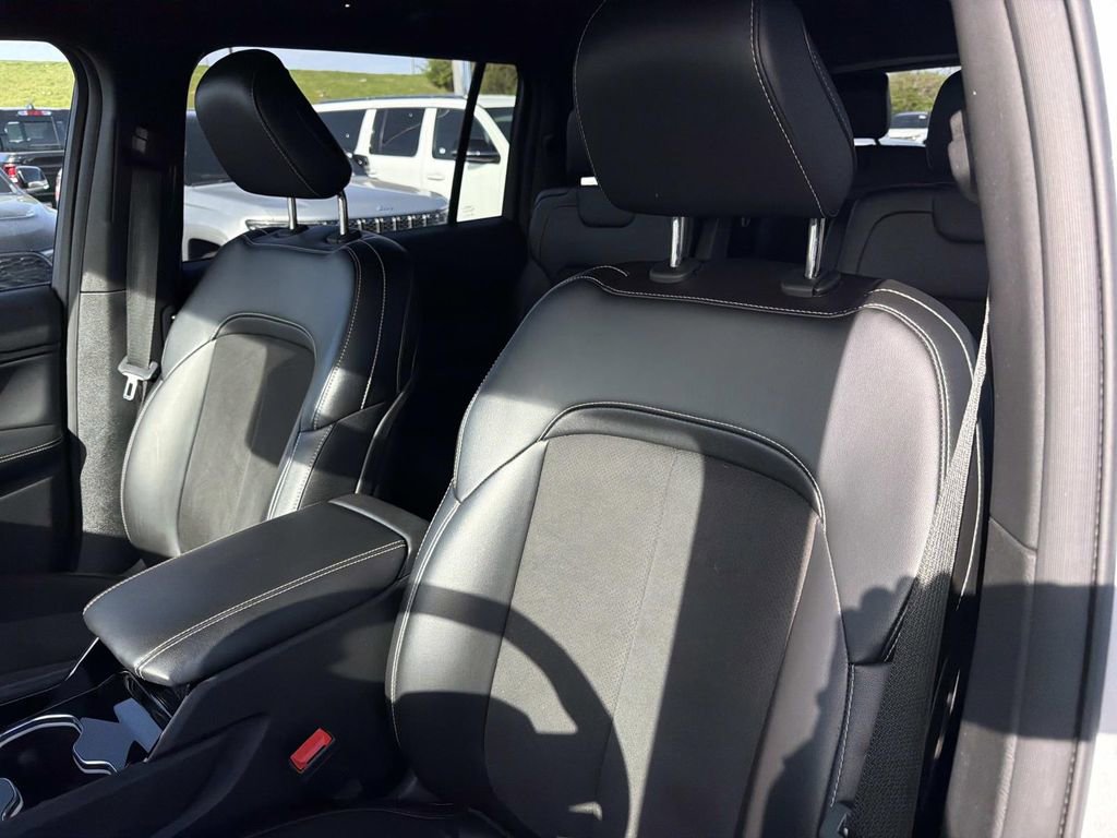 Used 2023 Jeep Grand Cherokee L Laredo image 24