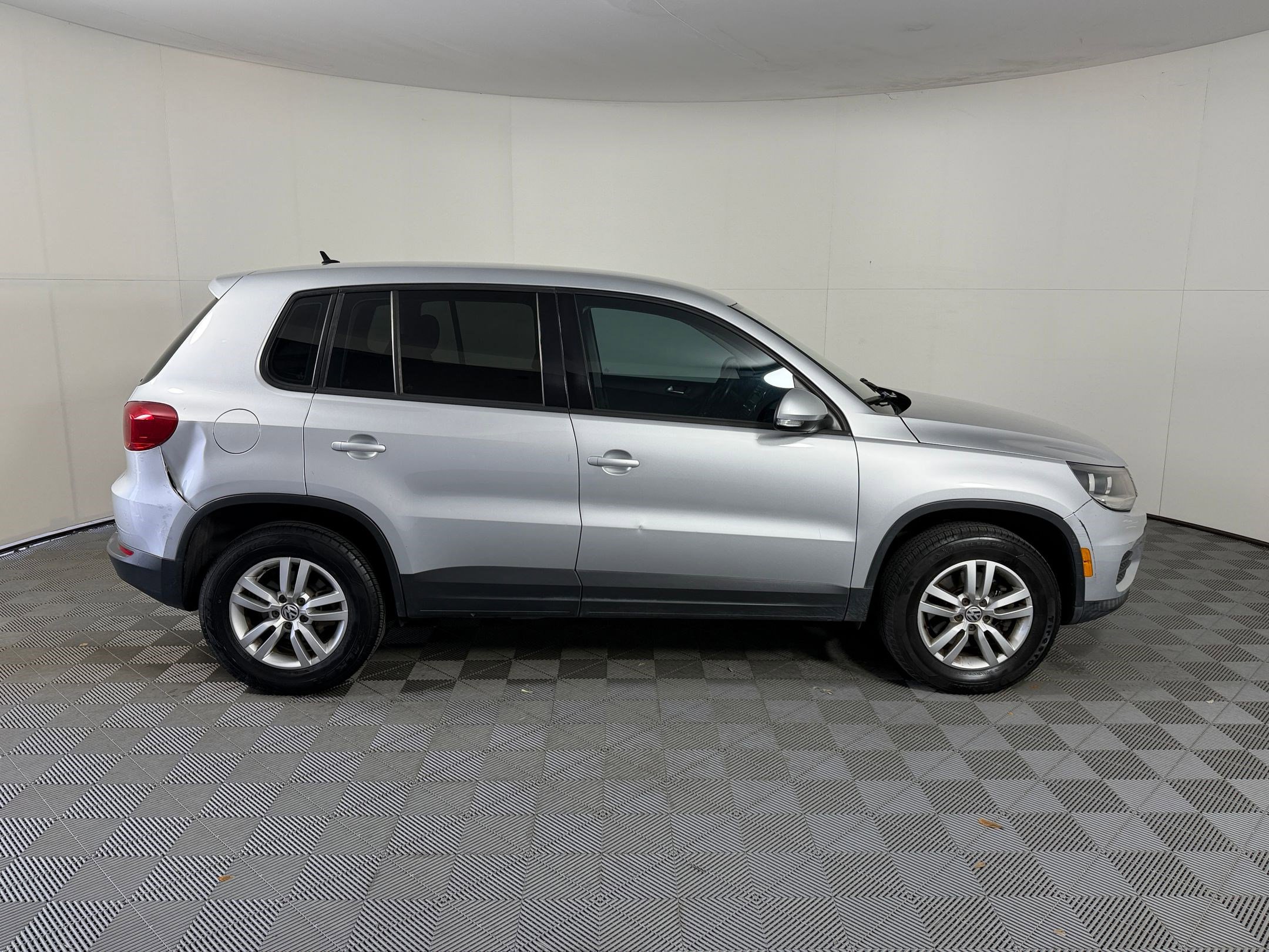Used 2014 Volkswagen Tiguan S image 8